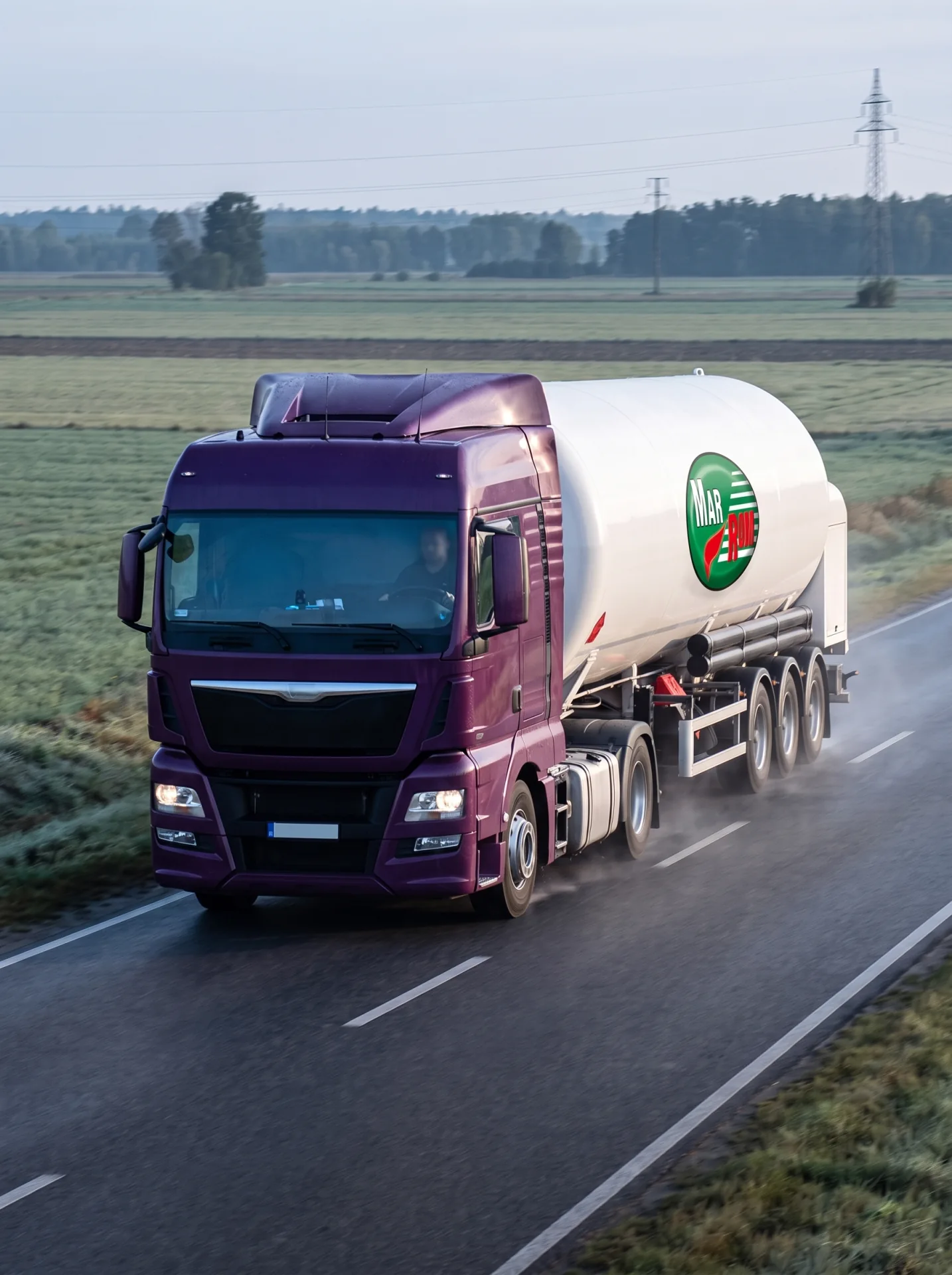 Autocysterna Mar-Rom w trasie przez centralną Polskę